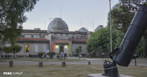 La imagen corresponde al frente del edificio del Observatorio Astronómico de Córdoba en su estado actual.